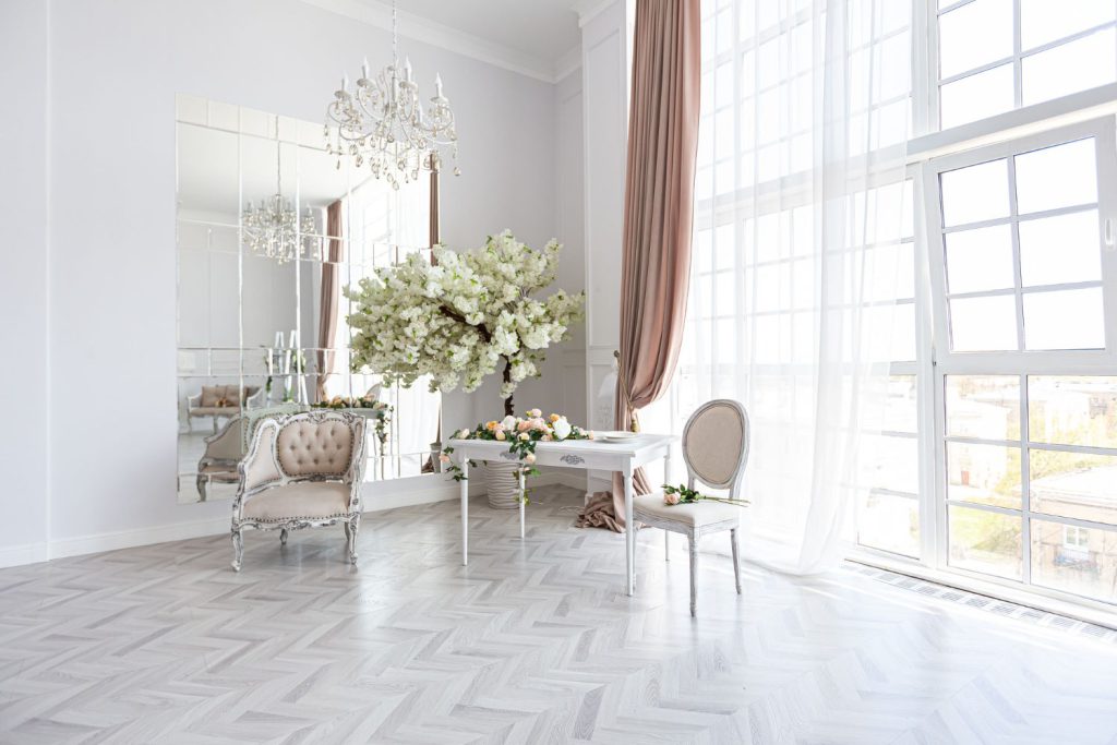 Podłogi warstwowe z drewnianych desek to również stylowe rozwiązanie dla osób poszukujących nietuzinkowych aranżacji wnętrz