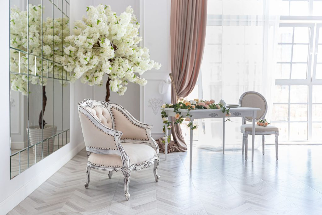 Podłogi warstwowe z drewnianych desek to również stylowe rozwiązanie dla osób poszukujących nietuzinkowych aranżacji wnętrz